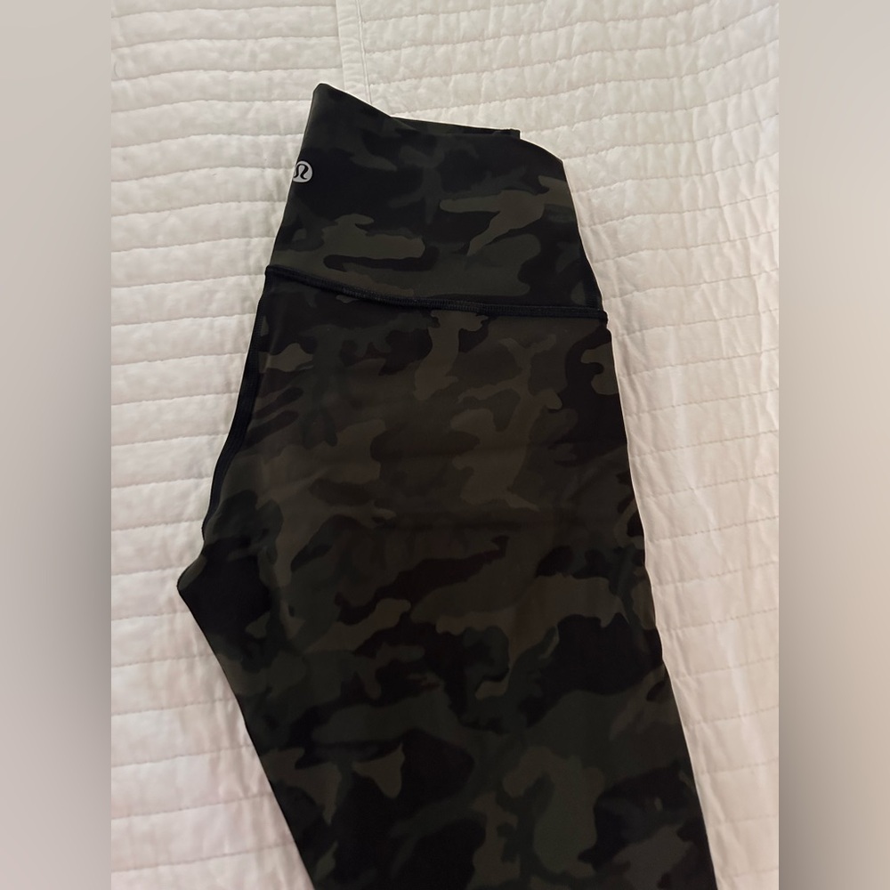 Lululemon camo size 8 wunder under leggings. Amazing condition!!